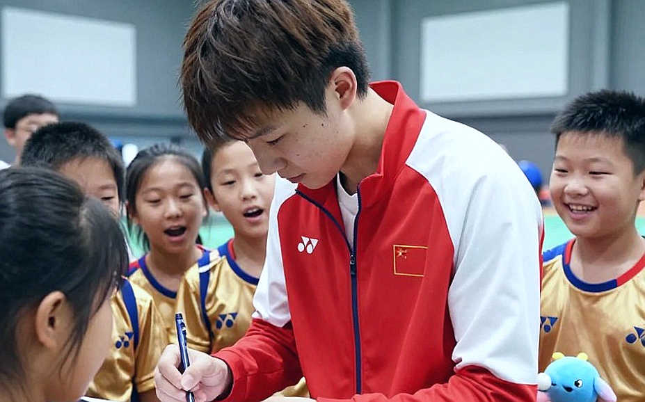 Alwi Farhan Trains with Kento Momota Ahead of Asian Games 2026: The Measure Lies in the Fourth Rally