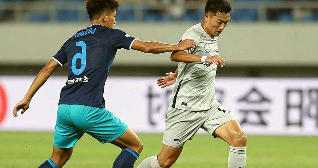 Andros Townsend và chiếc xe lu ở Pattani: một pha né người, hai vết mổ cũ và câu hỏi về hạ tầng bóng đá