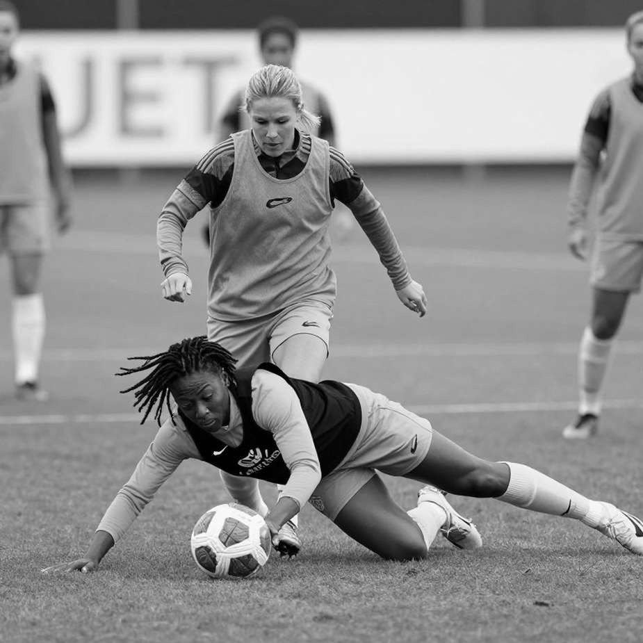 Clásico Nacional: Chivas đá sân khách mà như sân nhà, và một tiền đạo đi tìm giấc mơ chưa từng chạm